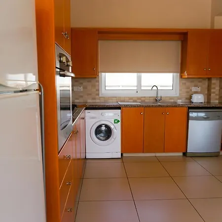 Adams Gardens 10 * Παραλίμνι